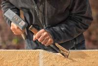 Dachdecker bei der Arbeit mit Stechbeitel - Sie benötigen einen Spezialisten im Bereich Holzbau? Wir sind der richtige Ansprechpartner